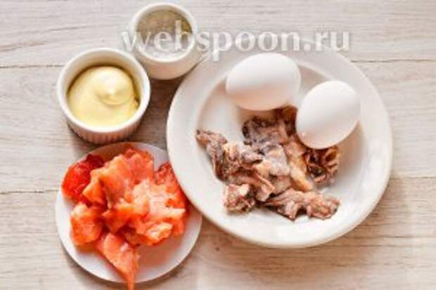 Для приготовления паштета с красной рыбой и осьминогами вам понадобится майонез, соль, осьминоги, сёмга слабосолёная и яйца куриные.