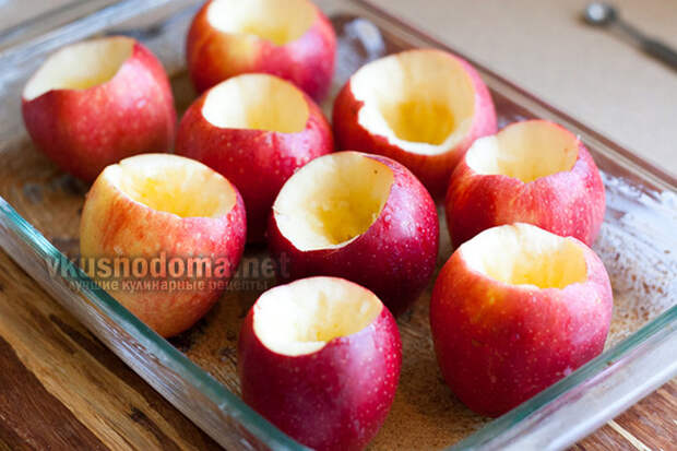 Уложите туда ваши яблоки так, чтобы они стояли ровно, чтобы при запекании начинка не выливалась.