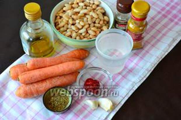 Ингредиенты для супа: морковь, консервированная белая фасоль, оливковое масло, чеснок, прованские травы, концентрированная томатная паста, соль, перец и вода.