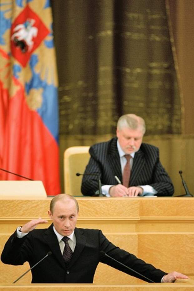 В 2006 году Путин назвал самой острой проблемой России демографию. Был предложен комплекс мер, направленных на снижение смертности и повышение рождаемости, в том числе выплата материнского капитала. Также глава государства заявил о необходимости материального стимулирования семей, которые берут сирот на воспитание, поставил задачу стимулировать рост инвестиций в производственную инфраструктуру и развитие инноваций. На фото: Владимир Путин и председатель Совета федерации Сергей Миронов, 10 мая 2006 года