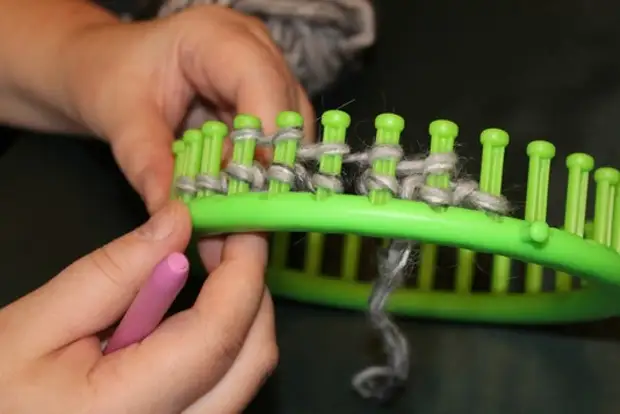 Учимся вязать на луме (Loom knitting). Урок первый: лицевые петли