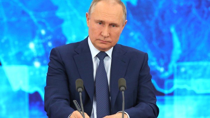 Намёк спецслужбам, Грефу и "министру на вылет". Три главные темы пресс-конференции Путина