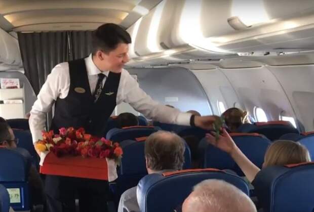 «Аэрофлот» стихами и цветами поздравил прекрасных пассажирок в Международный женский день