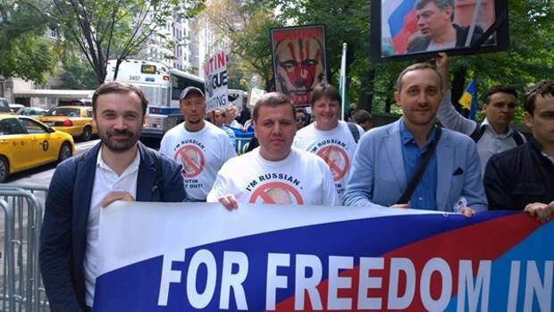 Враги Народа: Беглый депутат  Пономарев засветился на антипутинском митинге в Нью-Йорке
