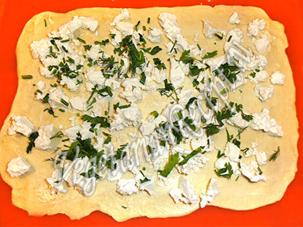 посыпаем тесто сыром и зеленью