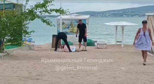 Женщины на пляже. Пляжи в ленобласти обзор с фотографиями. Мариуполь пляж. Погибал на пляже в окружении текст. Пляж полег.