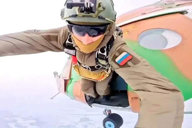 Спецназовцы Росгвардии высадились в Арктике с парашютами и без