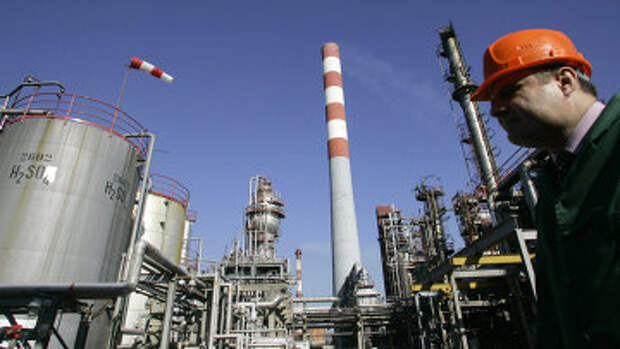 Рабочий на предприятии Нефтяной индустрии Сербии (NIS). Архивное фото