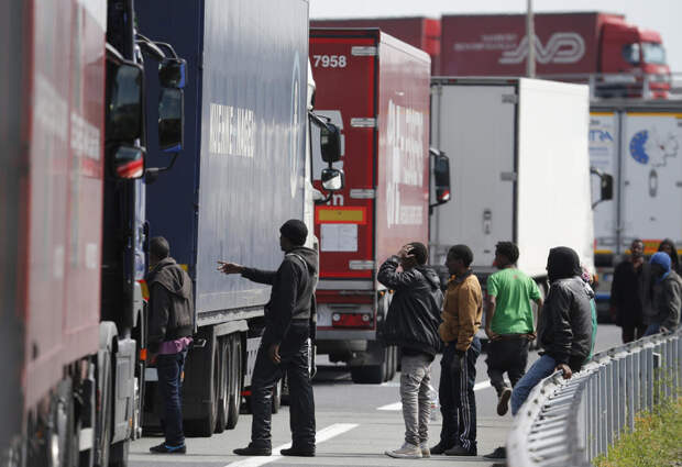 Стена против мигрантов: власти Великобритании намерены укрепить границу с Францией