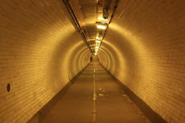 Пешеходный тоннель под Темзой