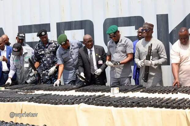 В порту Нигерии изъяли крупную партию оружия при незаконном ввозе в страну якобы