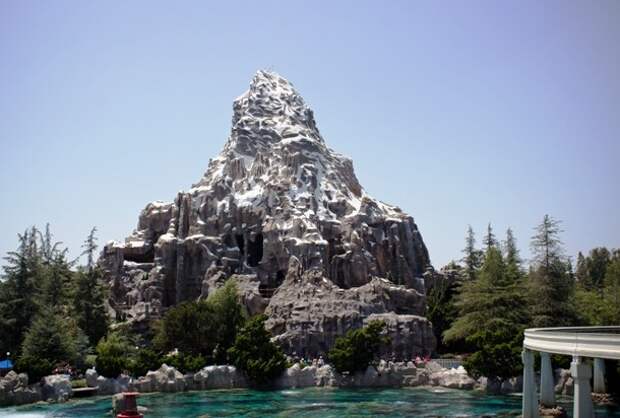 25-Matterhorn_-_Disneyland_2012-610x412