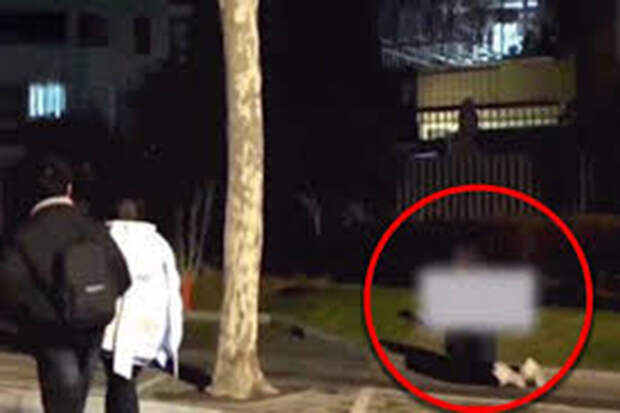 В Китае раскритиковали женщину, заставившую дочь ползать на коленях по улице