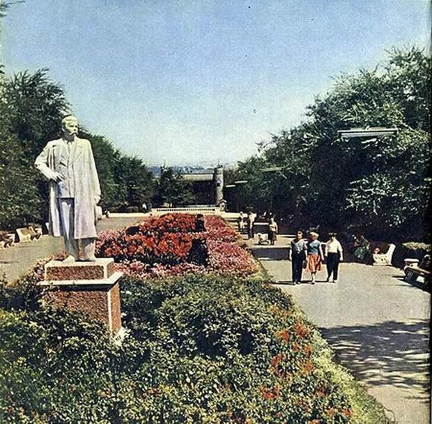 9. Памятник Максиму Горькому в сквере имени писателя. Донецк, 1962 год