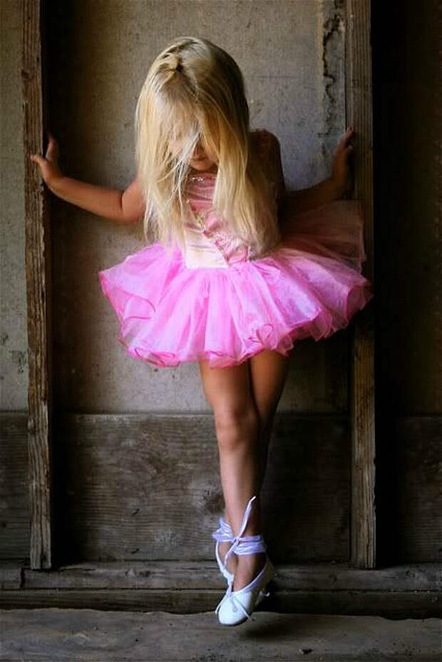 Девочка в розовой юбке