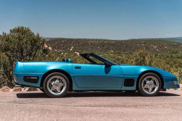 Прокачанный Chevrolet Corvette Callaway Twin Turbo конца 80-х