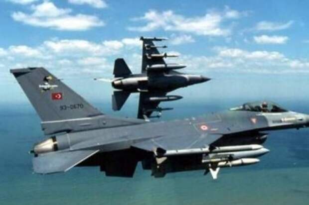 Турецкие ВВС сбили на границе с Сирией неопознанный самолет