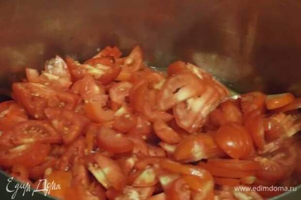 В кастрюлю налить масло и положить помидоры. Накрыть крышкой и дать пропариться до выделения сока.