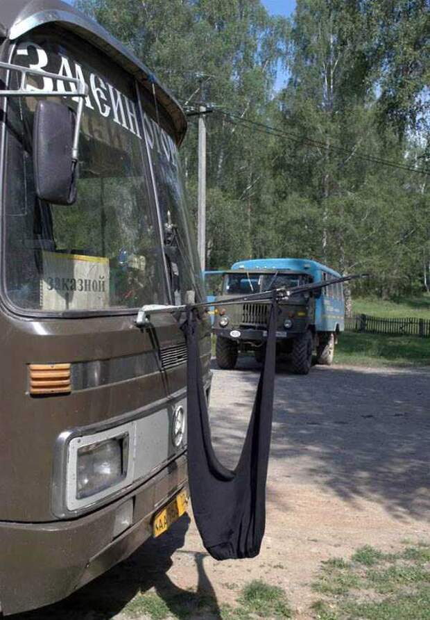 штаны сушатся на автобусе