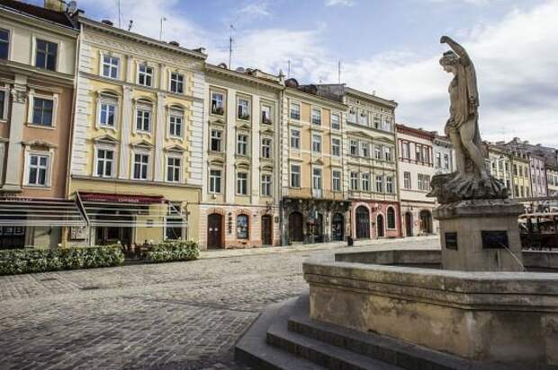 Львовская площадь Рынок, которую Петр I приказал замостить булыжником, когда его карета застряла в непролазной грязи во время одного из его посещений города в 1707 году