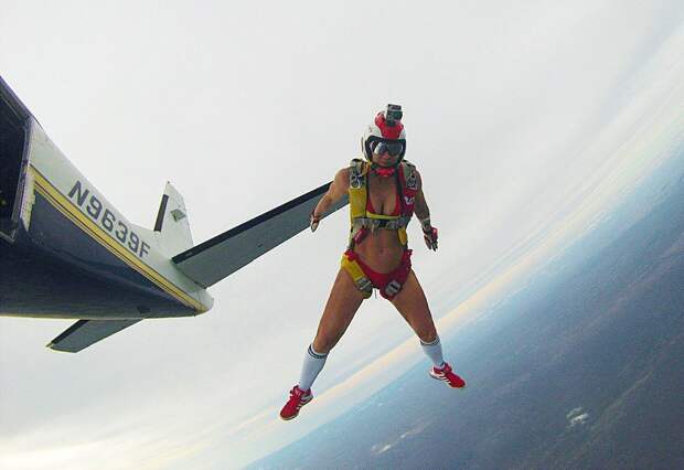 Фотосессия прыжка с парашютом в бикини девушки, фото, экстрим