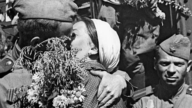 Советский солдат и его возлюбленная