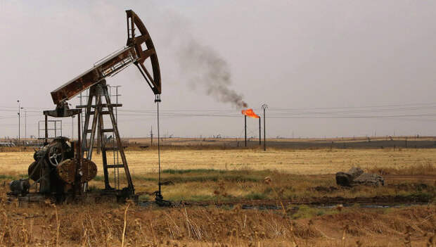 Вышки на нефтяном месторождении в Сирии. Архивное фото