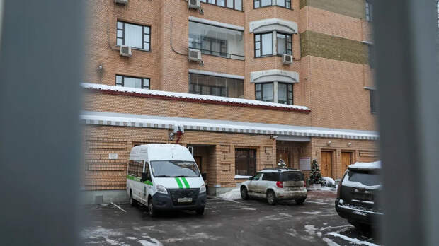 Приставы передали адвокату Лурье ключи от квартиры Долиной