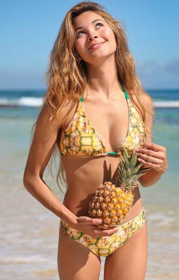 теперь ты знаешь о чем она мечтает, стоя на пляже в купальнике с изображением ананасов и держа (для надежности) этот фрукт в руках - о девушке с фото сверху!