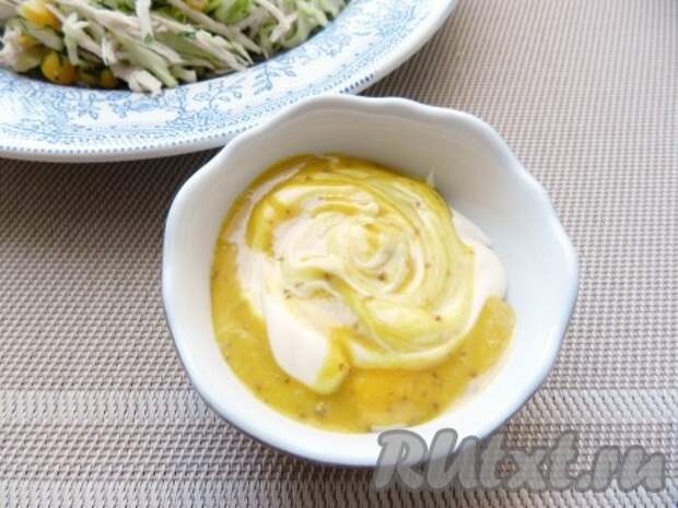 Для заправки салата из капусты с курицей и кукурузой смешать майонез с горчичным соусом (или с любой неострой, а лучше сладкой горчицей). Заправить салат и сразу подавать. 