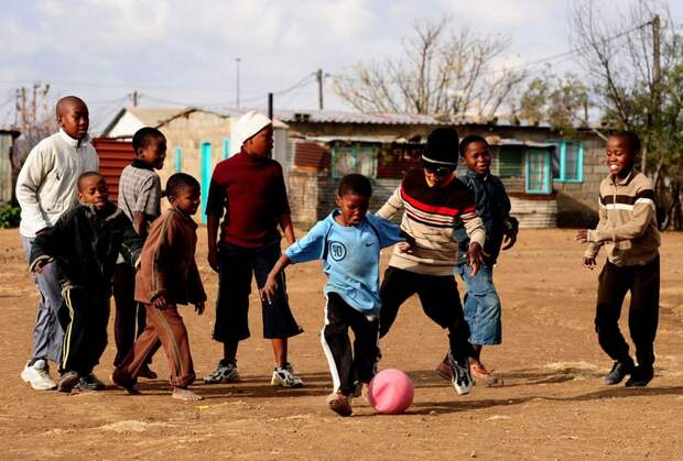 дети играют в футбол в городе Блумфонтейн, фото