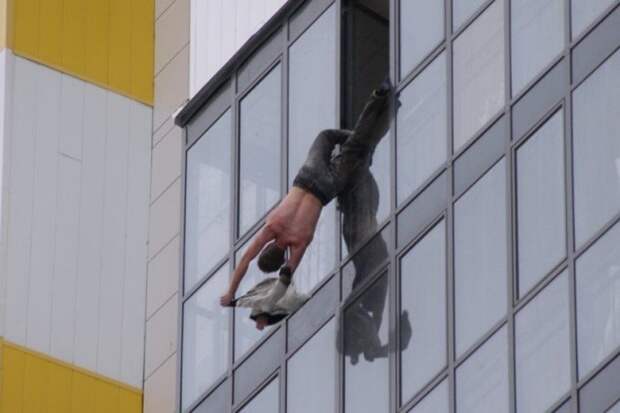 В Новосибирске мужчина полчаса провисел за окном 15 этажа (4 фото)