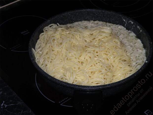 К готовому соусу добавляем отваренные спагетти. пошаговое фото этапа приготовления макарон сливочных