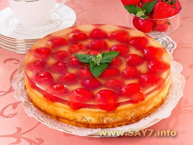 Торт с клубникой, сырным кремом и желе