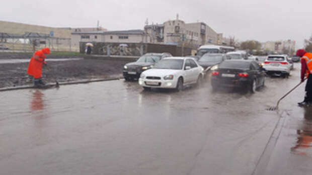 Рабочие очищают ливневки в Барнауле / Фото: barnaul.org