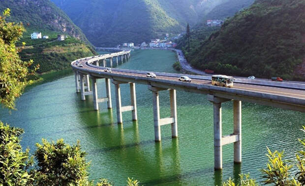 Новая достопримечательность Китая — уникальный мост вдоль реки