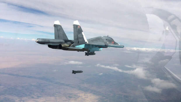 Истребитель-бомбардировщик Су-34 во время нанесения авиаударов в провинциях Ракка и Алеппо. Архивное фото