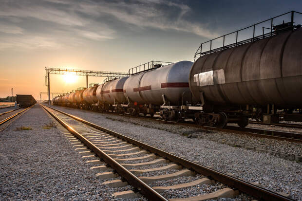 РЖД: в Тамбовской области загорелись сошедшие с рельсов вагоны с бензином