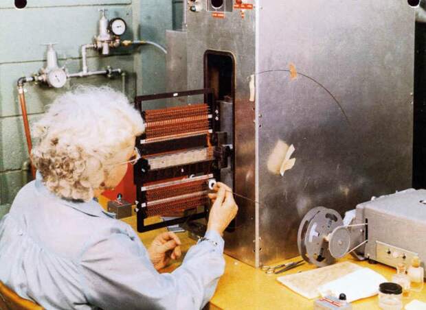 http://www.wired.com/wp-content/uploads/2015/09/raytheon-lab-1024x747.jpg
