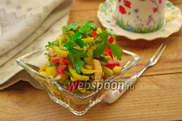 Фото Салат с кальмаром и томатной заправкой