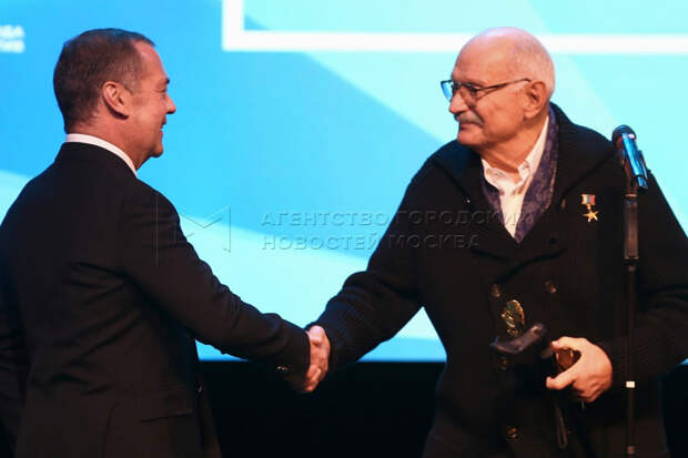 Зампред СовБеза России Дмитрий Медведев вручил высокую награду известному режиссеру Никите Михалкову