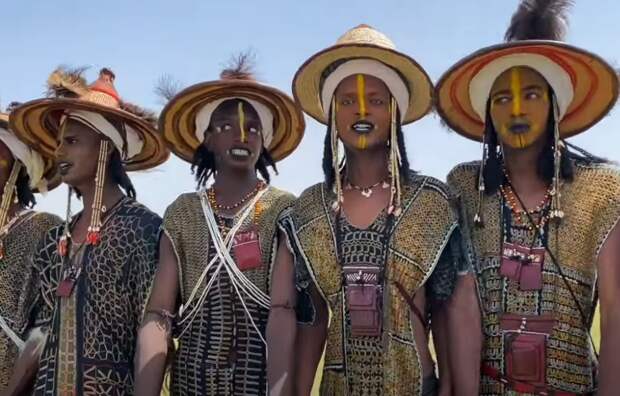 Мы привыкли, что перед свадьбой люди знакомятся, узнают друг друга поближе, а потом принимают окончательное решение. Но так происходит не везде.-3