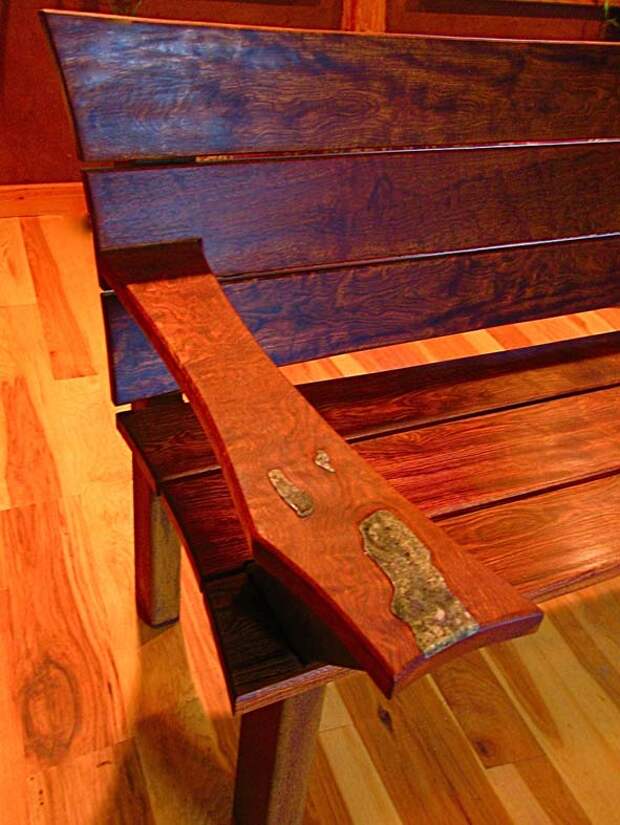 Инкрустация камнем подлокотников лавки из ценной древесины красного дерева, очень красивая скамья для дома, деревянная мебель элитного уровня фотография на картинке