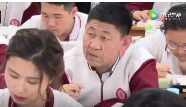 Во время учебы в школе 18-летний парень превратился в 80-летнего дедушку