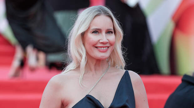 Ведущая Елена Летучая выложила фото в крошечном бикини