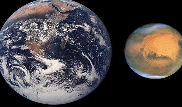Марс примерно в два раза меньше Земли.