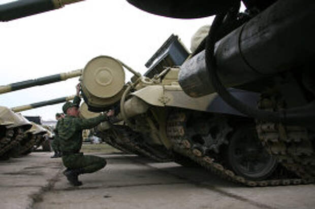 Танк Т-72 готовят к параду в военном городке в Екатеринбурге