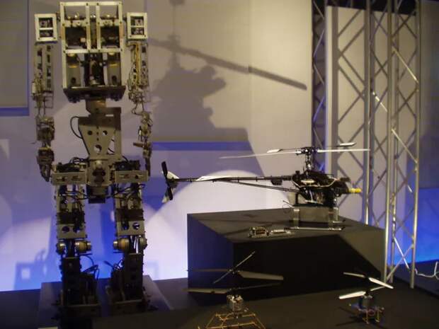 Создание первого антропоморфного робота, 1973 год. Произошло это в Японии, в знаменитом университете Васэда. Wabot-1 мог ходить, хоть и был ограничен кабелем питания, общаться и успешно поднимать предметы.