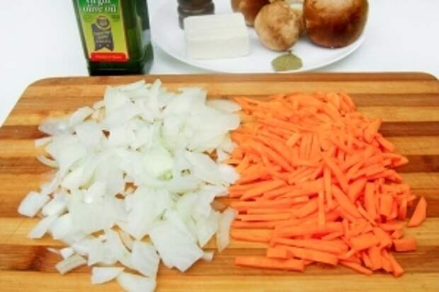 Пока картофель варится, нарезаем лук и морковь соломкой.