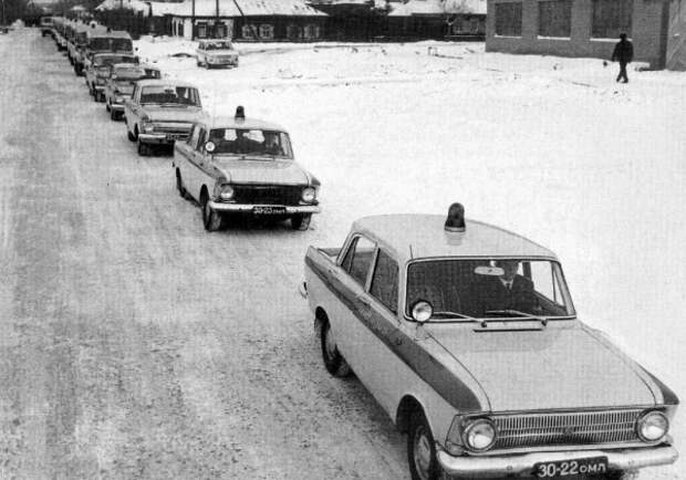 1974 Омск, колонна милицейских патрульных автомобилей едет на техосмотр, впереди Москвичи-412.jpg